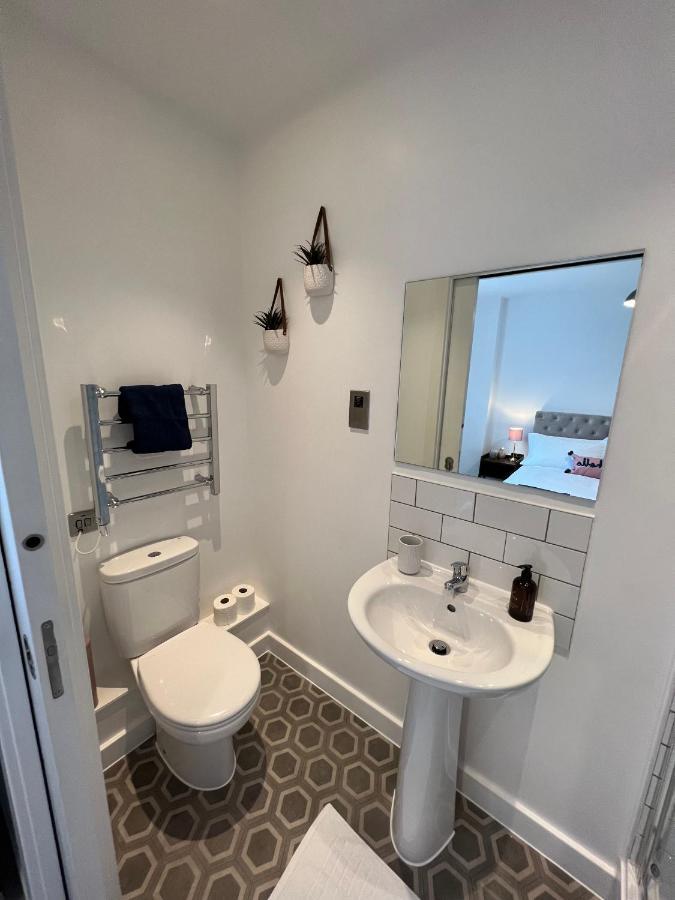 Modern 2 Bedroom Apt Sleeps 6 - Near Глостер Экстерьер фото