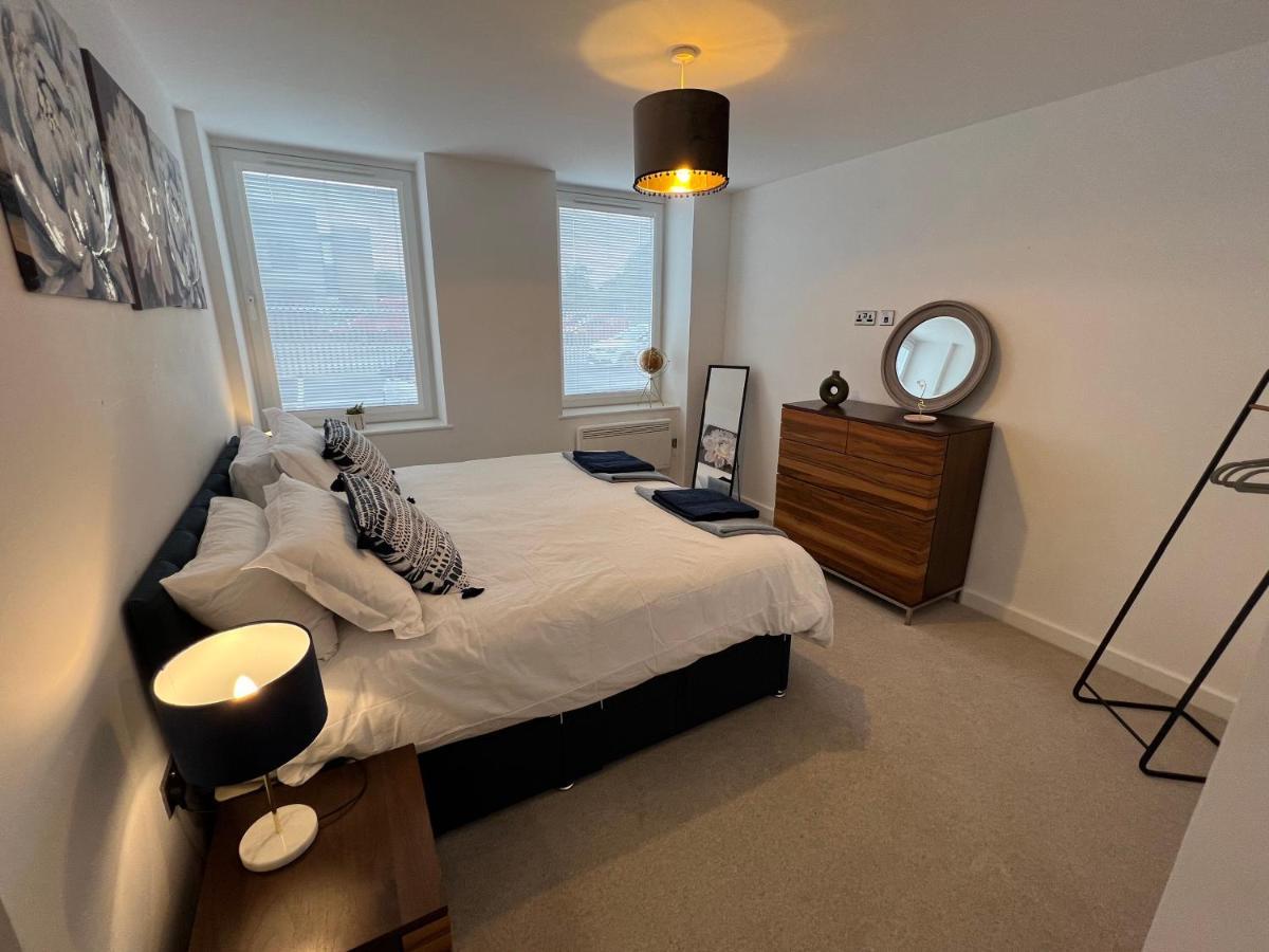 Modern 2 Bedroom Apt Sleeps 6 - Near Глостер Экстерьер фото